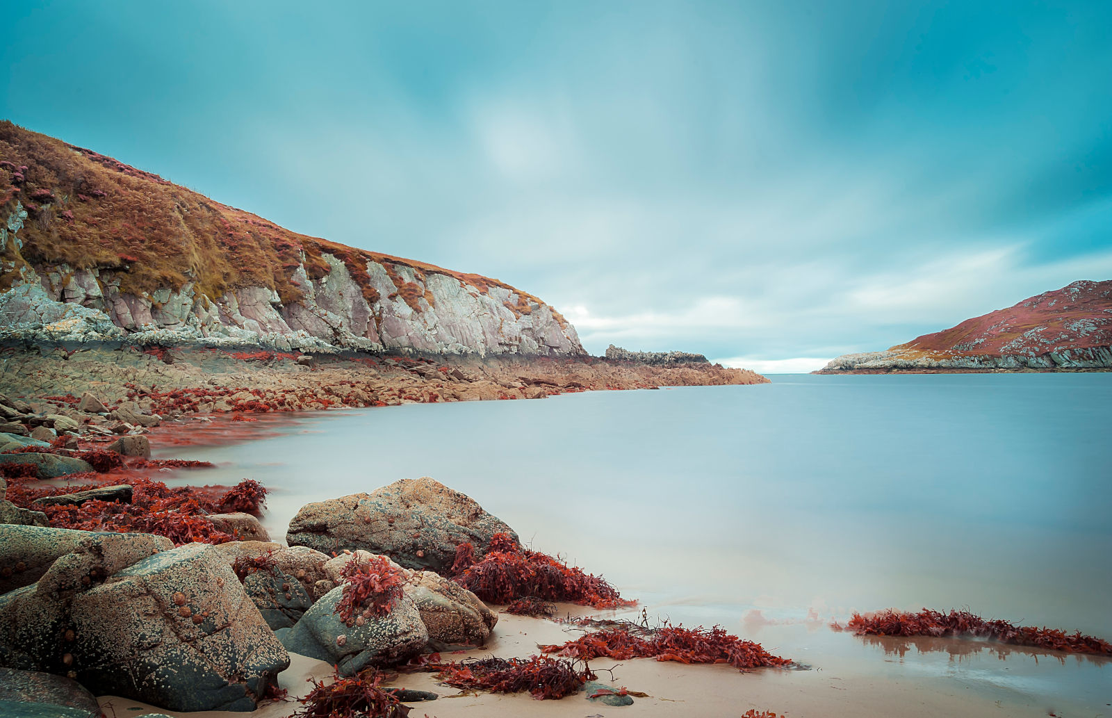 Photo of the rocks and seaweed at Dunree Beach