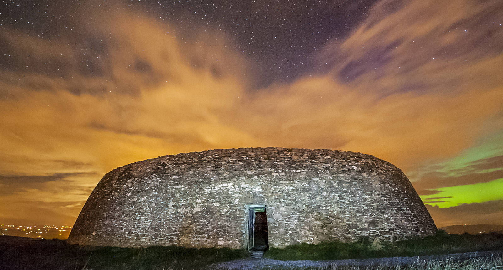 Photo of the night sky and aurora borealis behind Grianan fort, County Donegal